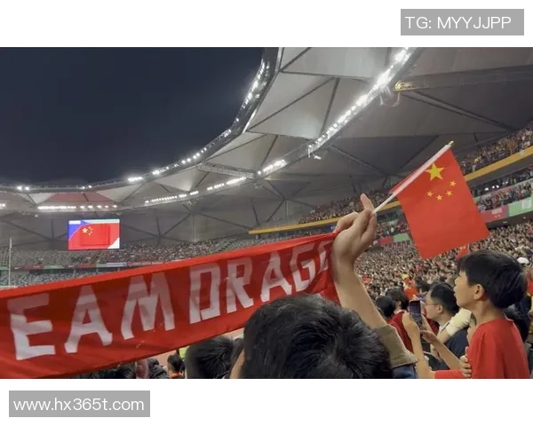 国足迎战韩国激情奏国歌展现中华力量与团结精神