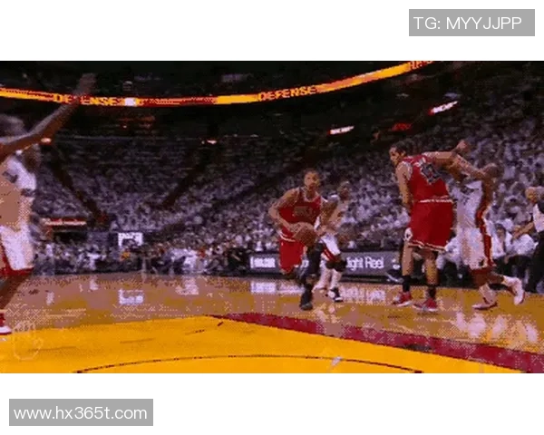 罗斯在对阵热火的比赛中上演三记精彩扣篮引爆全场